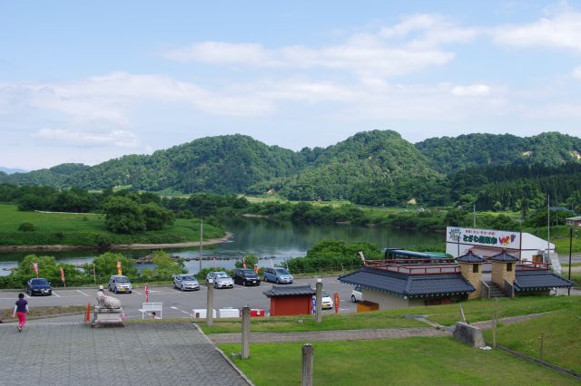 少し高い所から再び川を見渡す。