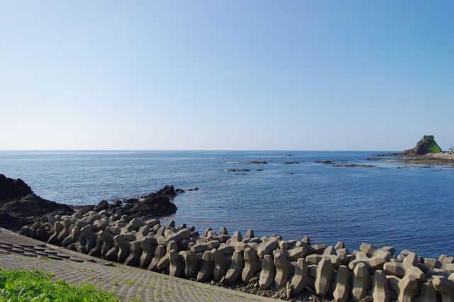 水平線に向かうきらめく海と快晴の空が美しい。