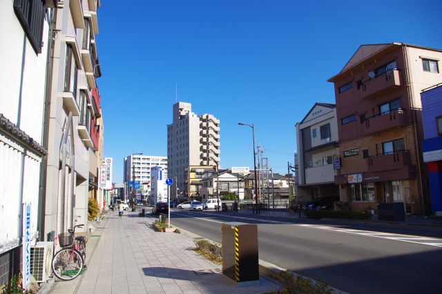 駅前の通りはひとけが少ない。犬山城方面へ北上していきます。