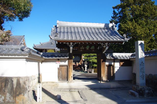 城下町の景観の地域へ。静かな住宅街の通りにある西蓮寺。