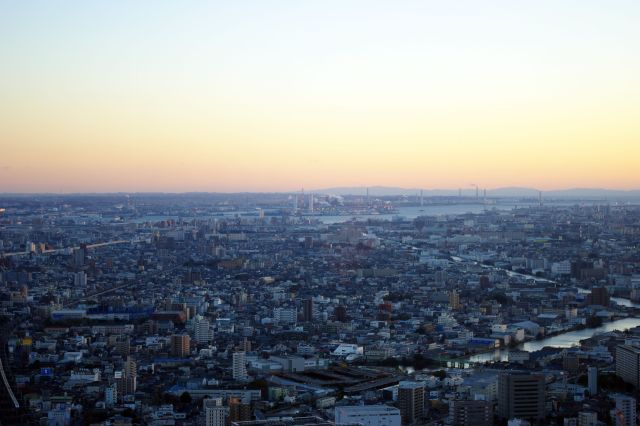 南側の名古屋港方面。天気に恵まれて工業地帯や遠くの山並みまでよく見えます。