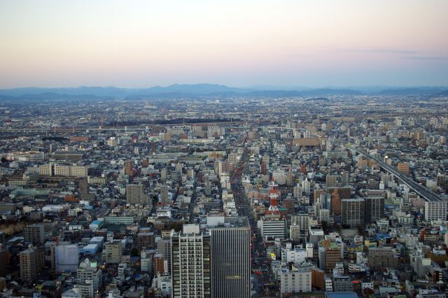 北側、奥には庄内川。