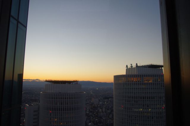 西側はセントラルタワーズと美しい夕焼けの地平線。