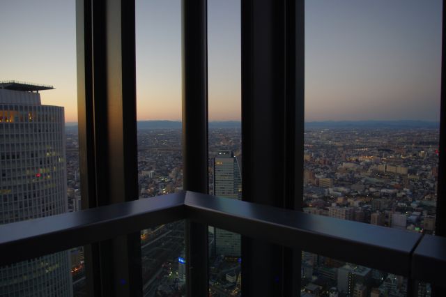 名古屋駅周辺の夕景。