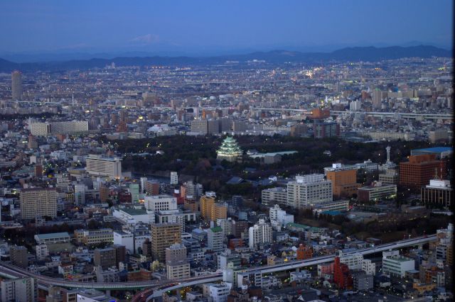 徐々に夜景に変化していく名古屋城周辺。