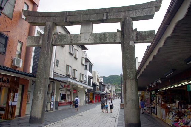 参道内の鳥居。名物「梅が枝餅」のお店が多いです。