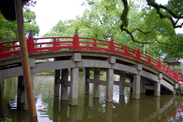 メインルートの左側、心字池に２つ太鼓橋と中央の平橋が続きます。３つの橋は過去、現在、未来を表す。