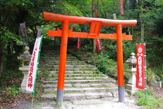 鳥居が現れ始めると階段が急になっていきます。