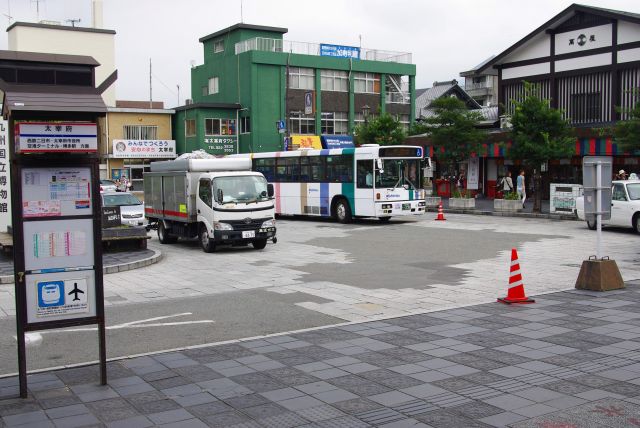 駅前のロータリー。右側に参道が続きます。