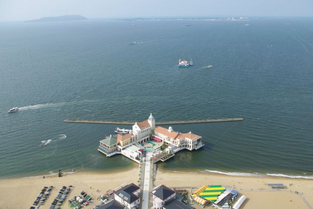 博多湾方面、海上にはマリゾン、対岸には志賀島、海の中道が見えます。