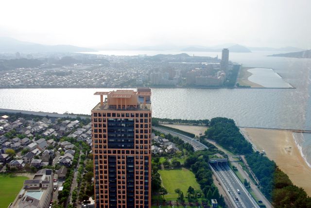 西側、室見川河口部は高級そうな住宅街が広がる。