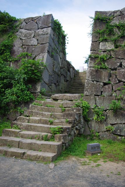 天守台へと石垣の急階段を登ります。足はかなり疲れてきた。