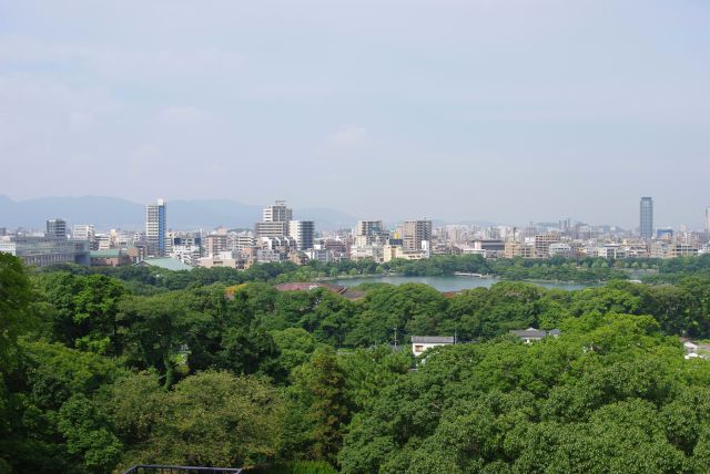 天守台の上、天気にも恵まれ想像以上に良い眺め！大濠公園方面。