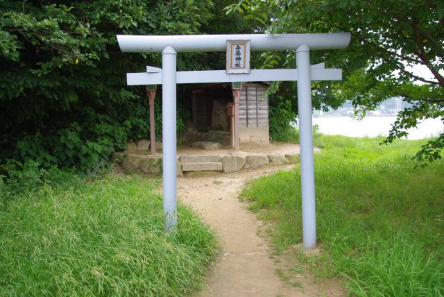 桟橋近くには小さな舟島神社があります。島でのんびり過ごして下関へ渡ります。