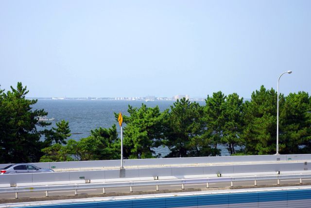 対岸の「海の中道」側の陸地もうっすらと見えました。