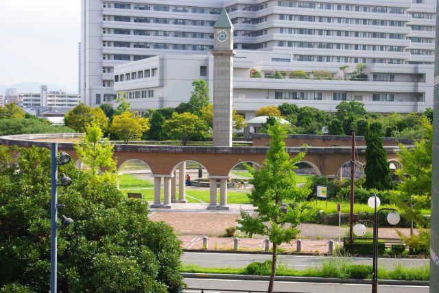 通り抜けできないので道路側へ戻ります。ヒルトン向かいには地行中央公園。