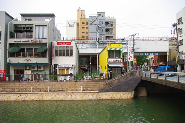 川沿いは歩道があり、商店街には川の景色を利用したカフェ等もあります。