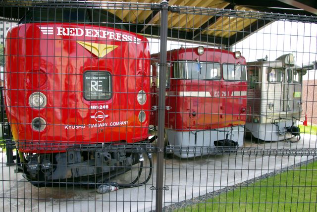 鉄道記念館前、道路からも先頭車両が見えて目立ちます。