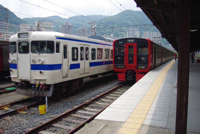 門司港の列車たち。懐かしい車両や見慣れない派手な車両。