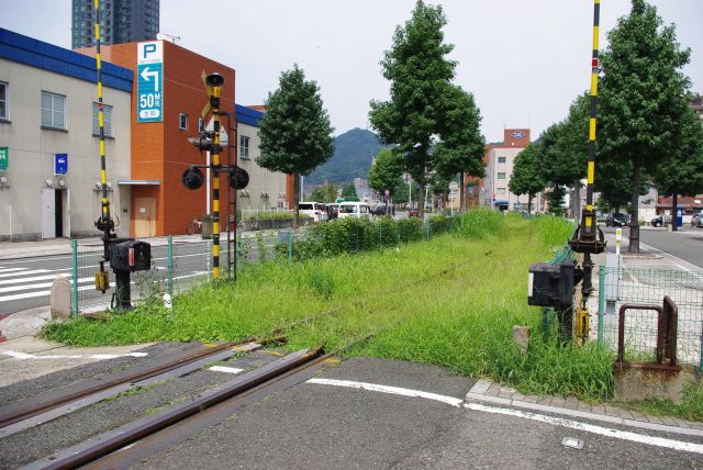 人気のトロッコ列車の門司港レトロ観光線の草だらけの線路。平日なので運休。