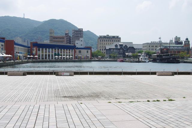 親水広場から駅方面を振り返る。