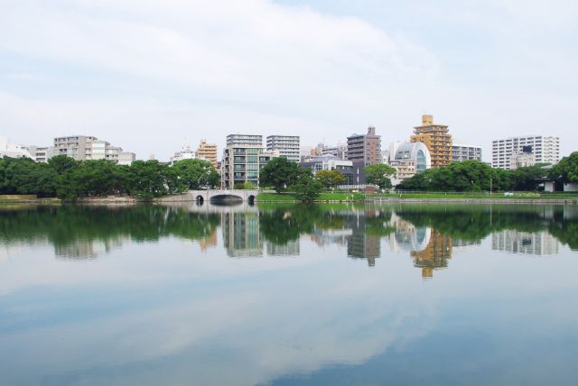 水面が穏やかで橋や木々やマンションがきれいに反射しています。