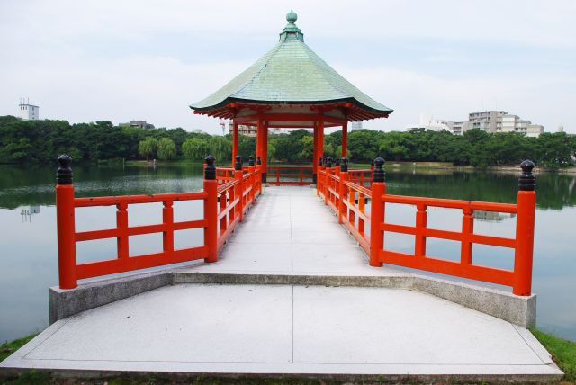 池に突き出た浮見堂。