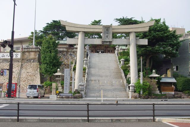 関門海峡の氏神、亀山八幡宮。