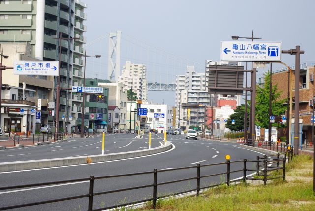 マンションの立ち並ぶ国道。