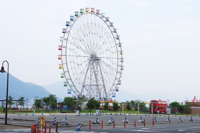 遊園地「はい！からっと横丁」には大きな観覧車。