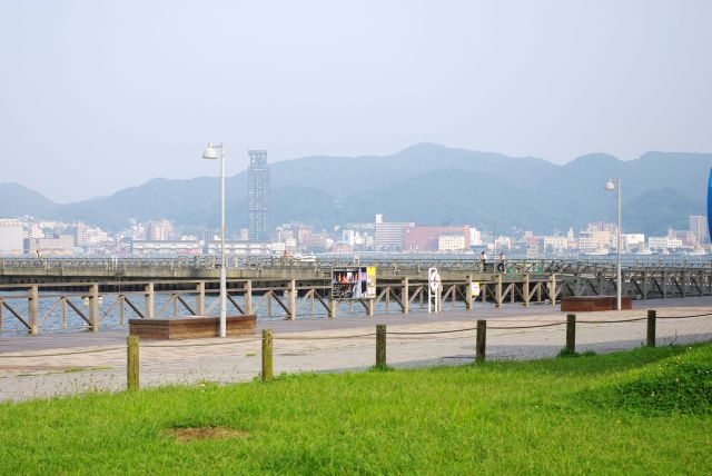 心地よい海沿いの遊歩道。