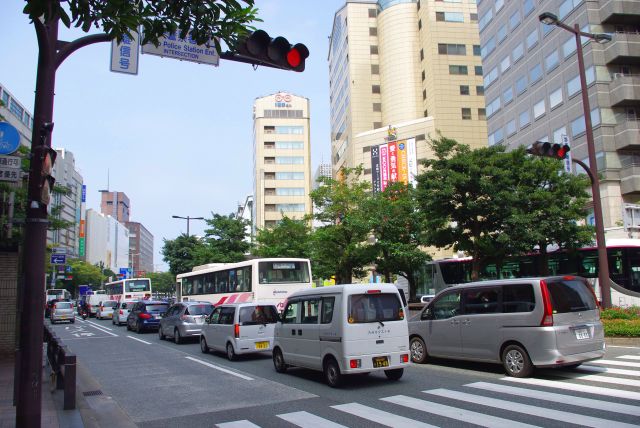 駅の東側は交通量の多い幅広い渡辺通り。夜に屋台が現れるエリアの１つです。