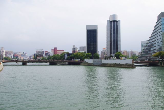 明治通りの北の昭和通の西中島橋より。那珂川と薬院新川が合流しています。橋の上は風が通り涼しい。