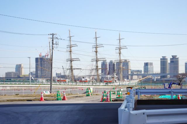 日本丸が停泊していました。横浜のは初代、こちらは二代目と思われる。