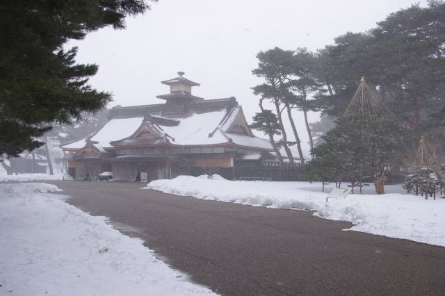 中央にある箱館奉行所。風雪が容赦なくて寒い…！