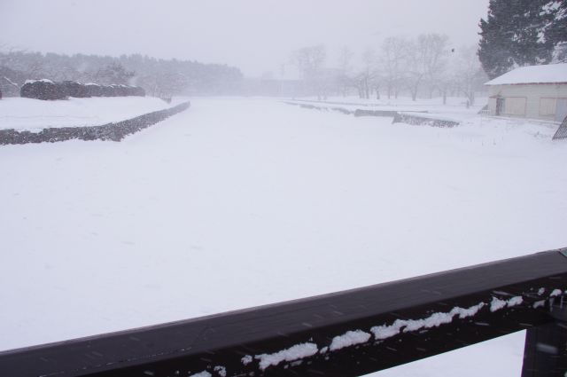 堀は凍っていて雪で真っ白。これでは浸入されてしまう？！