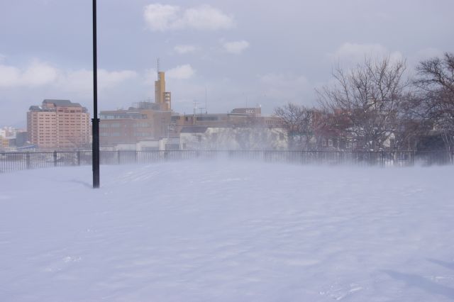 天気はコロコロ変わり、風が吹くと雪が舞ってとにかく寒いです！