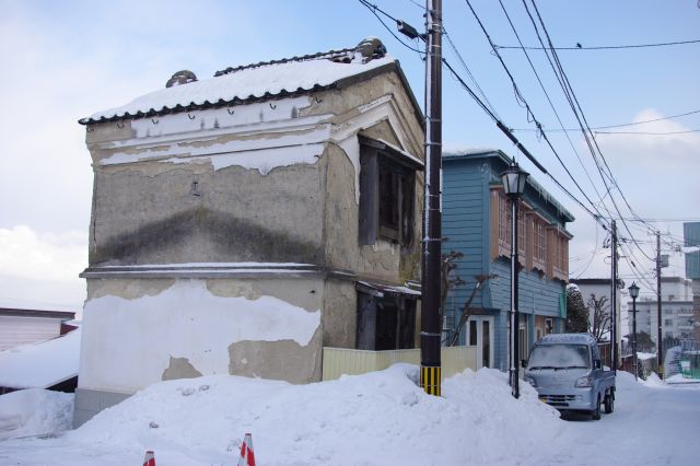 古そうな蔵。雪深かったり滑りやすかったり歩くのも大変な道でした。