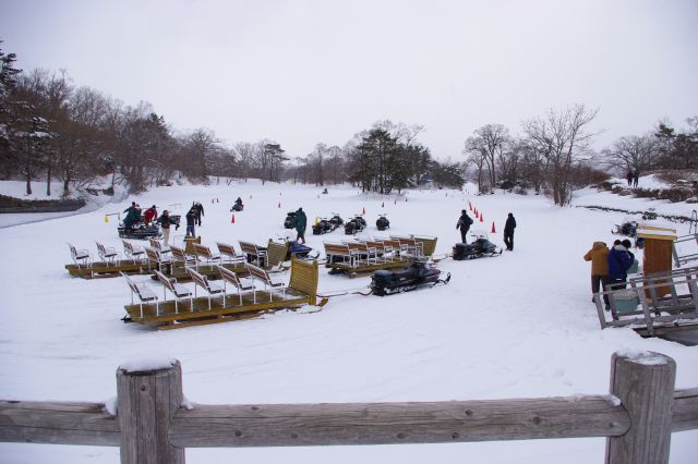 深い雪を歩き湖へ進むと一面凍った大沼にボートやソリ。