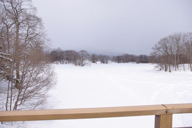 橋の上から、駒ケ岳はまだかすんでいる。