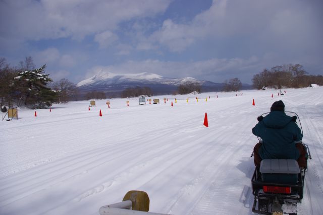 戻って氷上のソリに乗ります。気持ち良いけど風が冷たい。天気が回復。