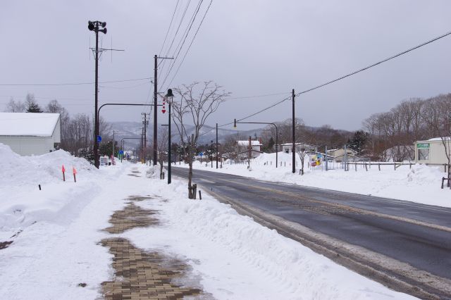 雪が深い静かな一本道。