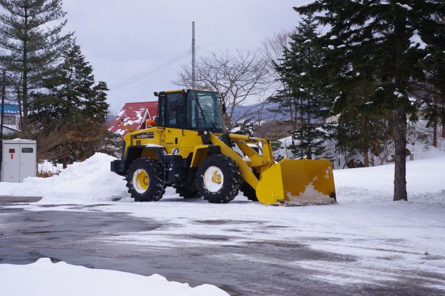 除雪用と思われる大きなショベルカー。