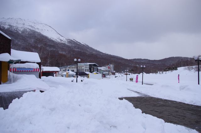 隣（左側）には2000年に噴火した有珠山があり火山活動が活発な地域。道は雪が深い。