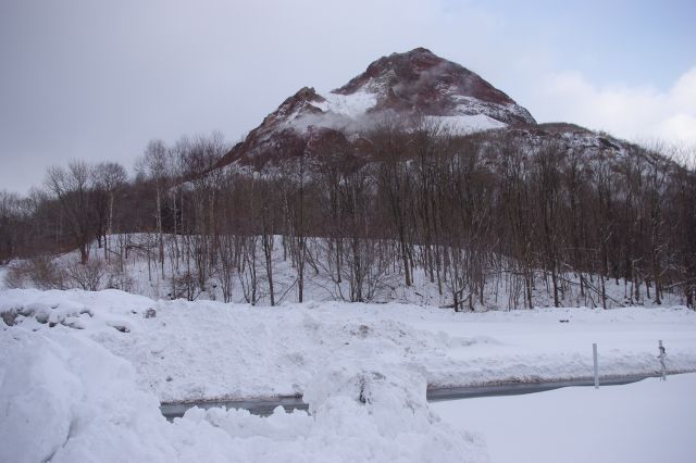 何もない所に隆起して出来た昭和新山、その異様で活発な姿は迫力がありました。