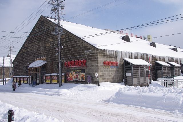 倉庫を利用した売店・食堂があります。