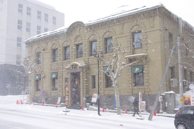 小樽バインは道産ワインを扱う。雪が強くなってきた…。