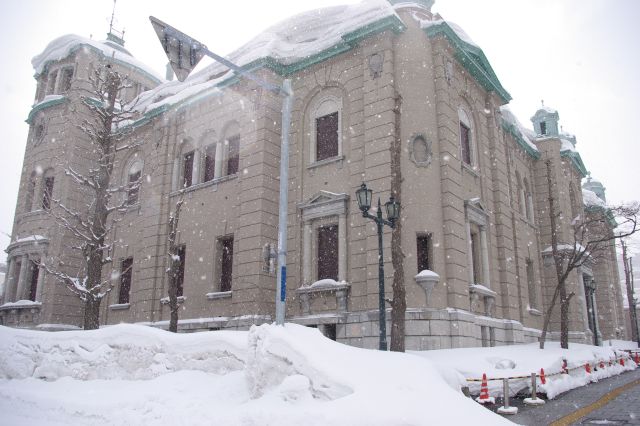 一際豪華な造りの日本銀行旧小樽支店。天気雪で逆光という不思議な状態。