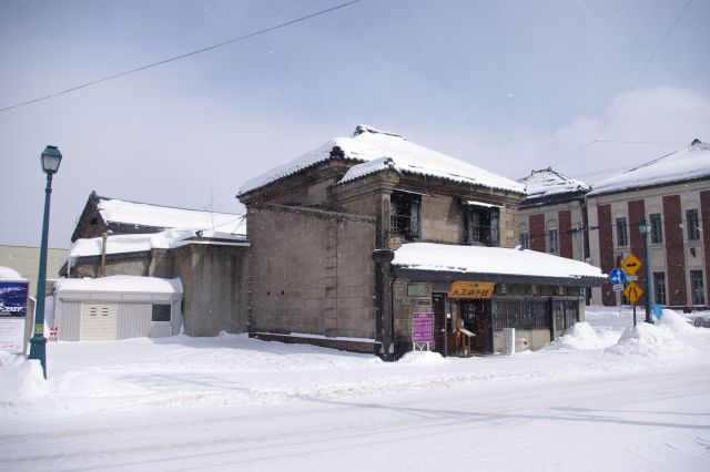 運河ターミナルに戻り堺町通りへ。石造りの大正硝子館本店。