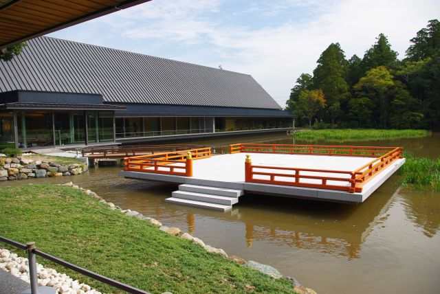 式年遷宮の資料館の「せんぐう館」を見学、休憩所から望む勾玉池。